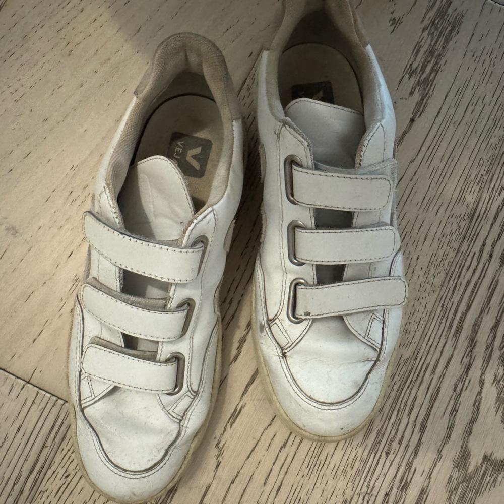 Velcro Veja Beige Sneakers